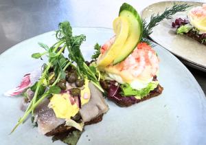 GramにあるSlotskro & Gæstgivergård ved Gram Slotの白皿(サンドイッチ、サラダ付) +32枚の写真