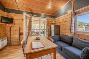 RoquefeuilChalet montana 2- 4pers的客厅里有一张沙发和一张桌子。