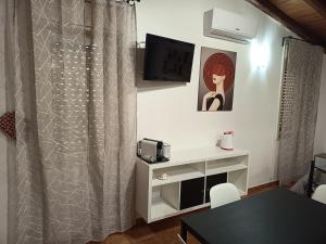 soggiorno con tavolo e tenda di Il canneto a Catania