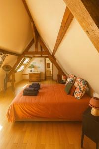 Voodi või voodid majutusasutuse Le Hameau des Prés-Verts, un séjour détente et bien être pour les amoureux de la nature au cœur du Pays d'Auge, en Normandie toas