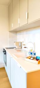 Η κουζίνα ή μικρή κουζίνα στο Le Ptit Rennes- 200 m de la Gare Cosy Lumineux