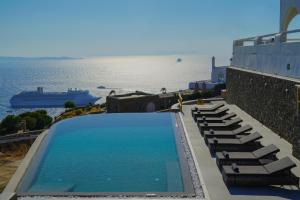 Swimmingpoolen hos eller tæt på Aether Mykonos 5BR Villa with Serene Port & Town Views