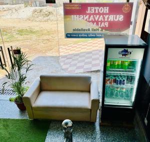 Et logo, certifikat, skilt eller en pris der bliver vist frem på Hotel O Suryavanshi Palace