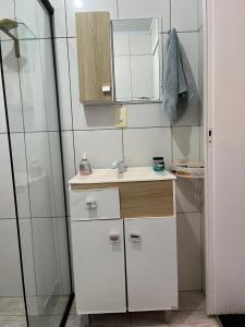 Un baño pequeño con lavabo y espejo. en Casa Girassol, en Ametista do Sul