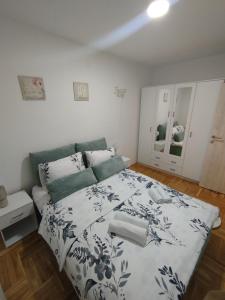 Voodi või voodid majutusasutuse APARTMAN ANASTASIJA i DANKA toas