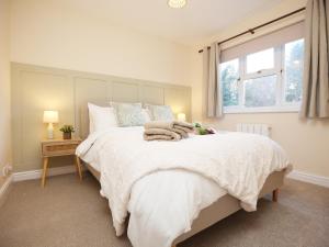 a bedroom with a large white bed with a window at Orchard Place Semington By N And N Stays, 20 Mins From Bath, Perfect for Contractors and Workers, Pvt Parking for 2 vehicles 