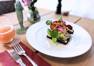 GramにあるSlotskro & Gæstgivergård ved Gram Slotの白皿(サンドイッチ付)