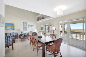 een eetkamer en woonkamer met een tafel en stoelen bij South Seas Beach Home 10 in Captiva