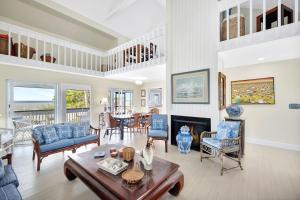 een woonkamer gevuld met meubels en een open haard bij South Seas Beach Home 10 in Captiva