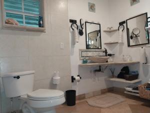 Ένα μπάνιο στο Apartment near Grace Bay Beach +54 φωτογραφίες