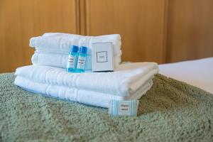 a pile of towels and toothbrushes on a bed at GuestReady - Terrace Cozy Stay in Coimbra +37 photos