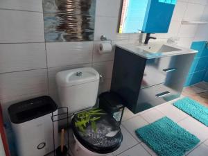 Ένα μπάνιο στο Appartement avec piscine privée à Rivière-Pilote, 45 m² +19 φωτογραφίες