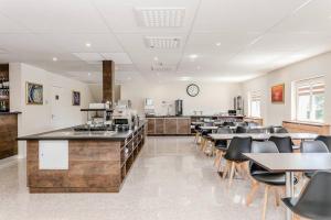 Un restaurante con mesas y sillas y un mostrador. en Hotell Nova, en Karlstad 20 fotos más