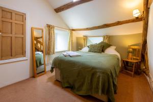 Capel GarmonSnowdonia Cottage 10 mins to Betws Y Coed的卧室里有一张床，床铺是绿色的