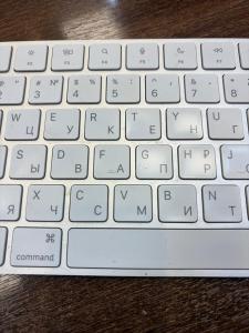 Eine weiße Computertastatur steht auf einem Tisch in der Unterkunft втулка in Bolʼshevik