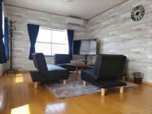 uma sala de estar com duas cadeiras e uma televisão em Pension Le Passage - Vacation STAY 53145v em Tottori