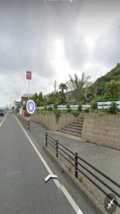 uma rua com um sinal na berma da estrada em Pension Le Passage - Vacation STAY 53145v em Tottori