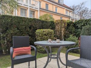 奥斯赛拜-屈隆斯博恩Dünenschloss的建筑物前的两把椅子和一张桌子