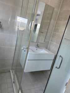 Ένα μπάνιο στο 2 Bedroom 2 Bathroom Executive Suite