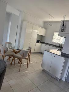 Η κουζίνα ή μικρή κουζίνα στο 2 Bedroom 2 Bathroom Executive Suite +9 φωτογραφίες