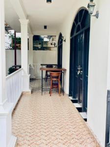 Un comedor con una mesa y una silla. en Buono Villa, en Negombo