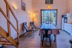 Kuchyň nebo kuchyňský kout v ubytování Apt Framboise Les Monts d'olmes + 12 fotografií