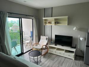 Μια τηλεόραση ή/και κέντρο ψυχαγωγίας στο Апартаменты Пхукет