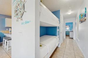een slaapkamer met een stapelbed in een kamer bij Gulf Island Condo 523 in Navarre +9 foto's
