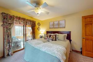 una camera da letto con un letto e un ventilatore a soffitto di Manitowish Mike’s a Manitowish Waters