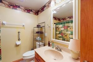 un bagno con lavandino e WC di Manitowish Mike’s a Manitowish Waters Altre 37 foto