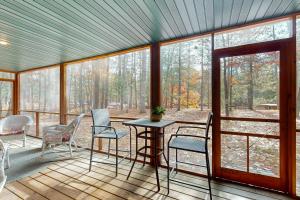 una veranda protetta con sedie e un tavolo di Manitowish Mike’s a Manitowish Waters