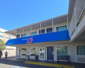 ラスベガスにあるMotel 6 Las Vegas, NV - Stripの側面にNOC標識がある建物