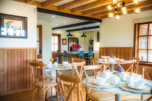 Restaurace v ubytování Casa Ecke-Frutillar bajo a una cuadra de la playa + 42 fotografií