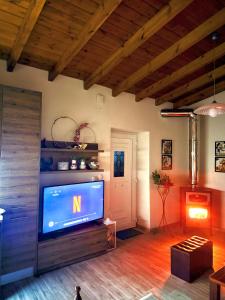 Μια τηλεόραση ή/και κέντρο ψυχαγωγίας στο Villa Asterousia with Heated Jacuzzi, BBQ & Lounge