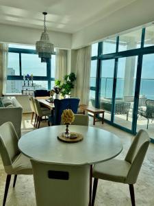 JuanDolio Penthouse 3 bedrooms Beachfront frente a hemingway في Los Corrales: غرفة معيشة بها طاولة وكراسي
