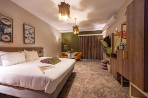 a hotel room with a bed and a desk at Fletcher Boutique Hotel De Kromme Dissel in Heelsum