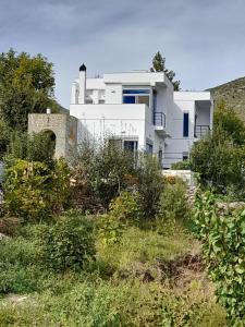 a white house sitting on top of a hill at Villa Hoxha Tepelen in Tepelenë