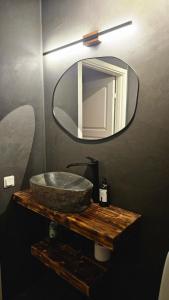 un baño con lavabo y espejo en Riverfront Aurora Chalet, en Kiruna