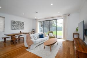 TV/trung tâm giải trí tại Heartwood Haven family home 3bed 3bath