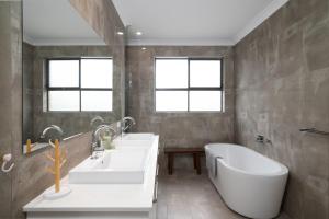 Phòng tắm tại Heartwood Haven family home 3bed 3bath +12 ảnh