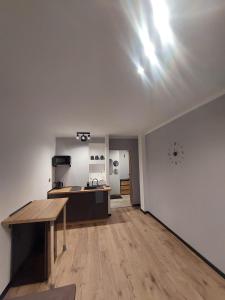 kawalerka的客厅里有一张桌子和一个厨房