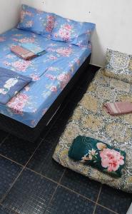 un letto e due cuscini sul pavimento in una stanza di Casa em Araçatuba-SP ad Araçatuba