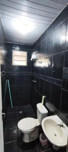 un bagno con un water e un lavandino di Casa em Araçatuba-SP ad Araçatuba