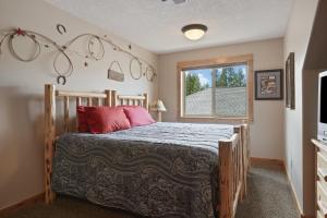 a bedroom with a bed and a window at 5 Vine Maple in Sunriver