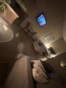 Televiisor ja/või meelelahutuskeskus majutusasutuses Oak field Cottages Belfast open plan studio stunning & tranquil