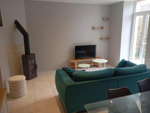 Μια τηλεόραση ή/και κέντρο ψυχαγωγίας στο Gite La maison du gardien +2 φωτογραφίες