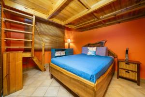 Un dormitorio con una cama con una pared naranja. en BBQ, Pool, Garden, Smart TV, Parking, AC, King Bed, Laundry facilities - Villaggio 376, en Potrero 32 fotos más