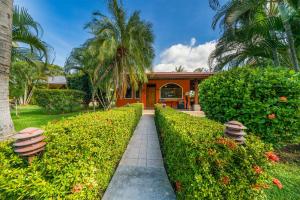 Casa con jardín y pasarela en BBQ, Pool, Garden, Smart TV, Parking, AC, King Bed, Laundry facilities - Villaggio 376, en Potrero