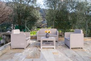 Cảnh núi rừng hoặc tầm nhìn ra núi từ căn hộ