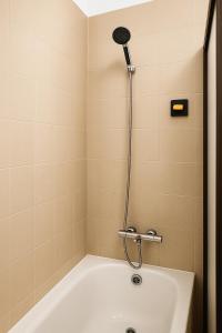 Phòng tắm tại Lisbon private Room in Shared Apartment